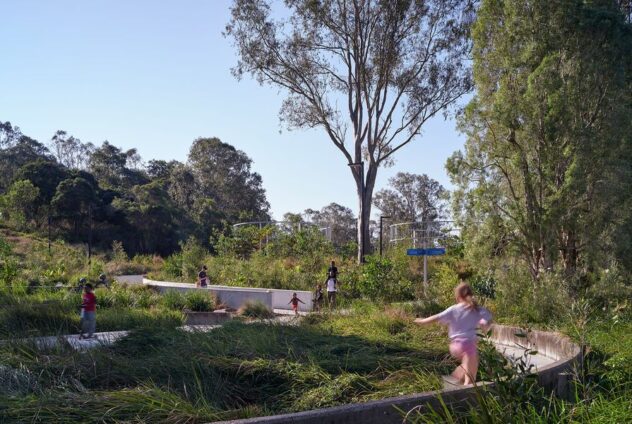 Humedal restaurado y parque de distrito de Archerfield Wetlands Parkland en Brisbane, Australia