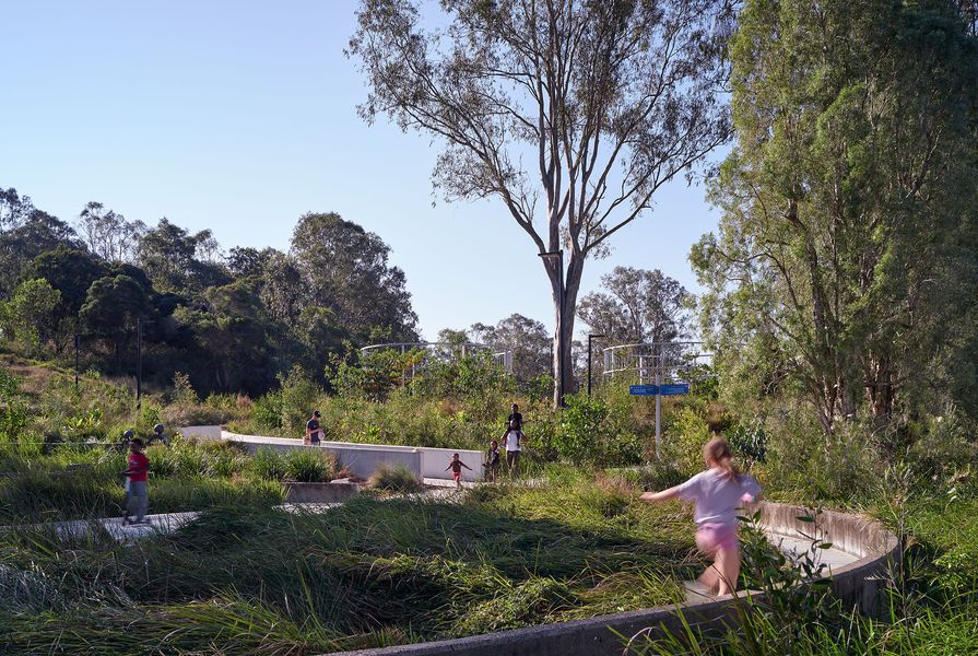 Humedal restaurado y parque de distrito de Archerfield Wetlands Parkland en Brisbane, Australia