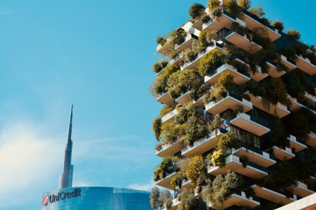 Fachada de un edificio contemporáneo con balcones cubiertos de vegetación; imagen ilustrativa, no corresponde al Trudo Vertical Forest.