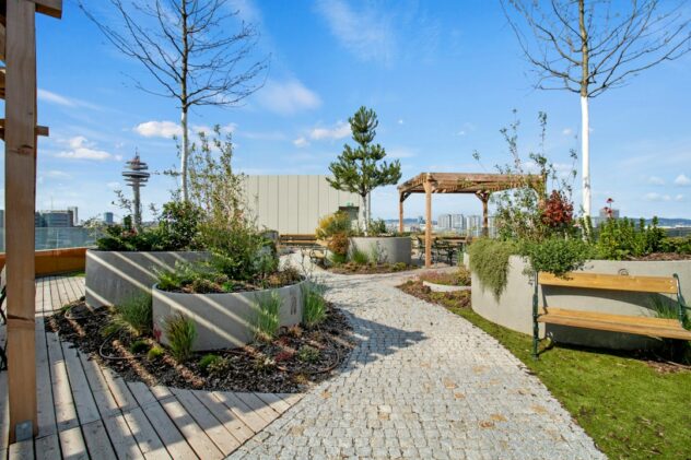 Jardín en una azotea urbana con vegetación y vistas a la ciudad; imagen ilustrativa, no corresponde al Policlinico de Milán