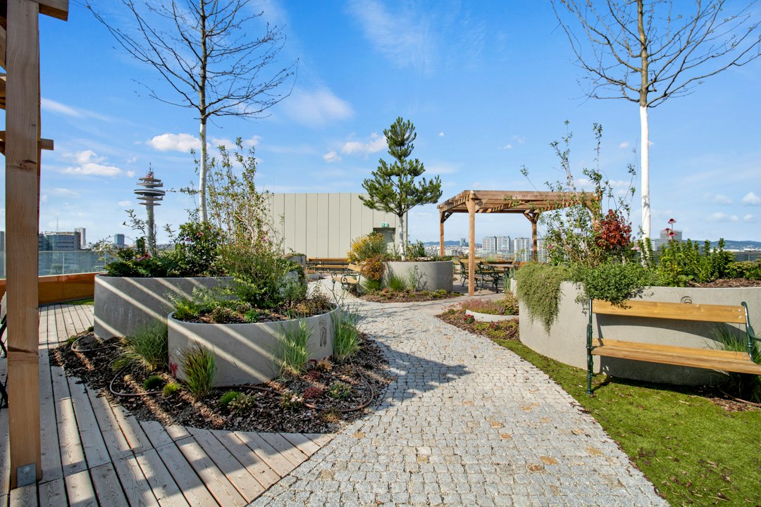 Jardín en una azotea urbana con vegetación y vistas a la ciudad; imagen ilustrativa, no corresponde al Policlinico de Milán