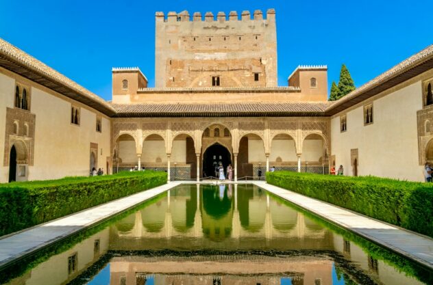 Patio de los Arrayanes de la Alhambra, con alberca central, setos de mirto y arquitectura nazarí; imagen ilustrativa, no corresponde al encuentro de Málaga.