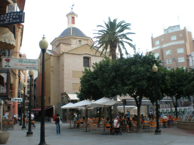 Fotografía de archivo de la Plaza de las Flores de Murcia con arbolado y espacio público; no corresponde a la plaza Preciosa
