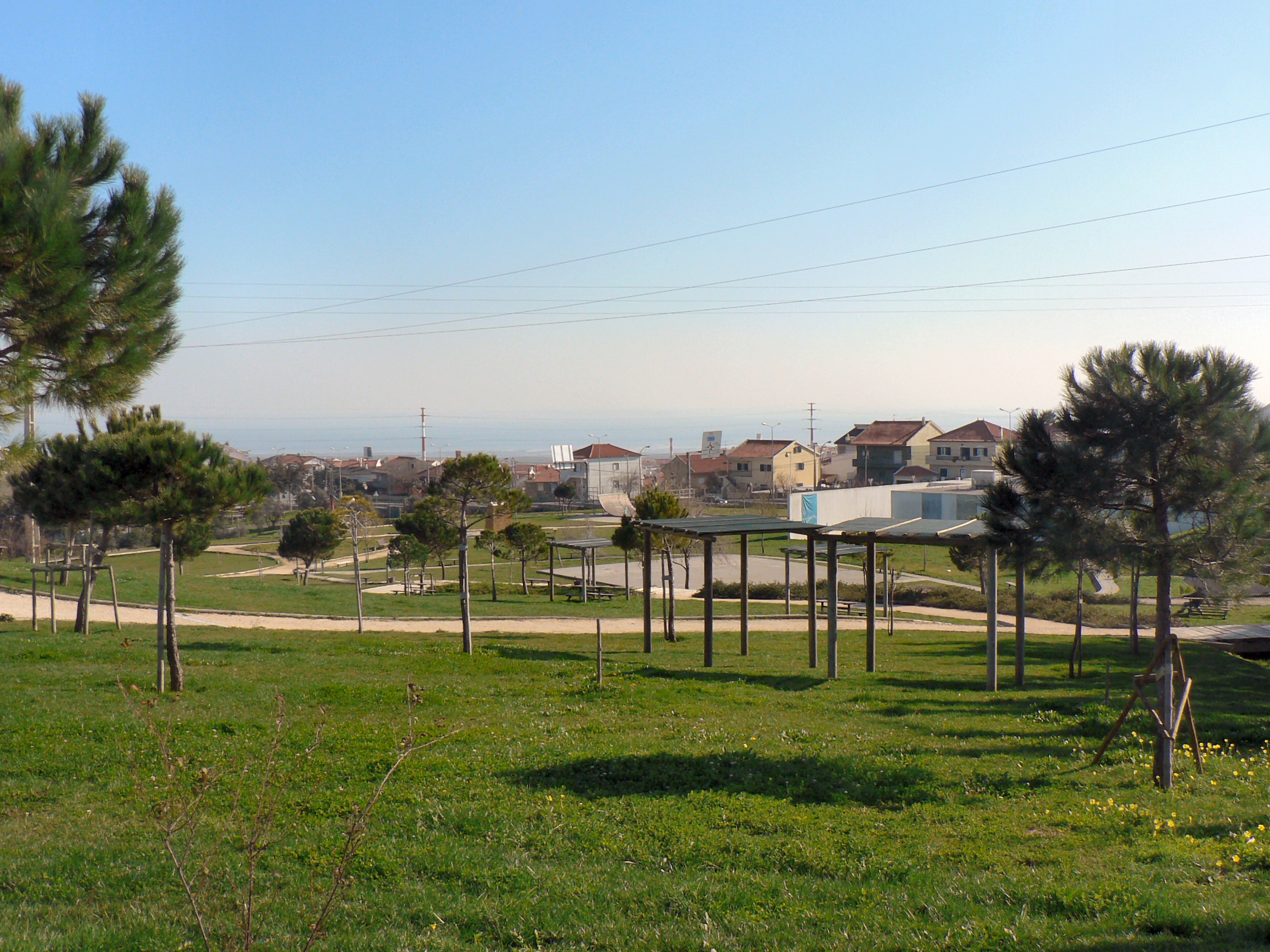 Fotografía de archivo del parque urbano de Santa Iria de Azóia en Portugal, con arbolado y caminos; no muestra Mata do Paraíso